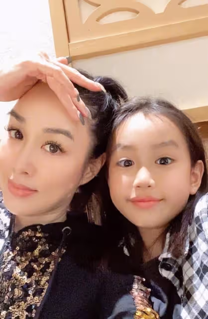 鍾麗緹13歲二女被質疑割雙眼皮,她翻白眼以示不滿,拍視頻大罵