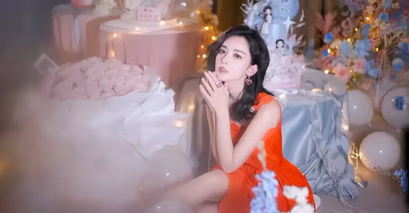 古力娜扎30歲生日現場照曝光，穿紅裙開心許願，笑靨如花仍如少女