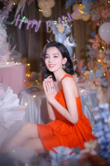 古力娜扎30歲生日現場照曝光,穿紅裙開心許願,笑靨如花仍如少女