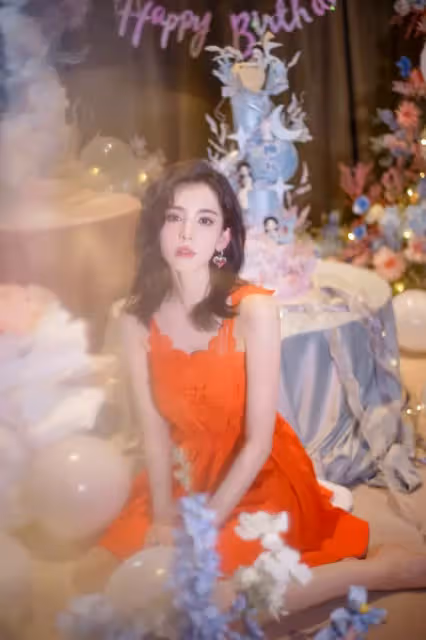 古力娜扎30歲生日現場照曝光,穿紅裙開心許願,笑靨如花仍如少女