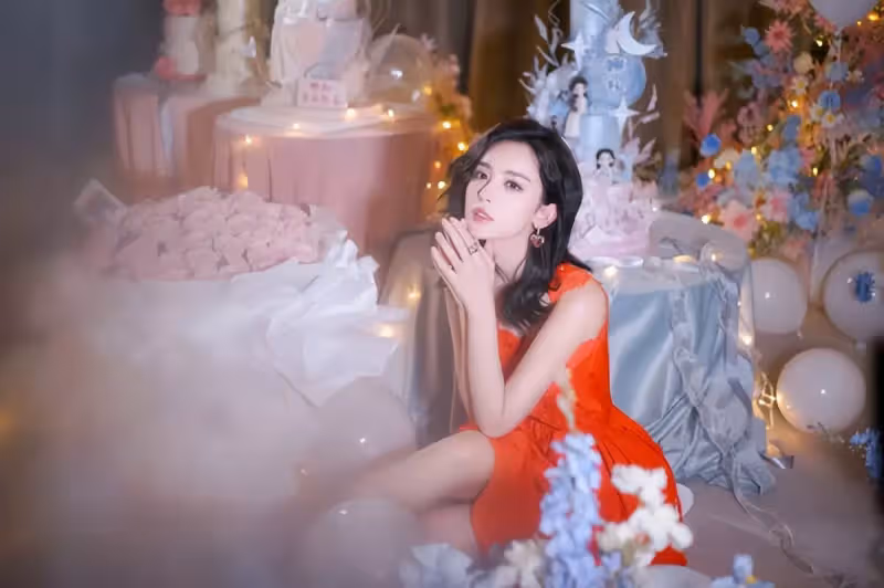 古力娜扎30歲生日現場照曝光,穿紅裙開心許願,笑靨如花仍如少女