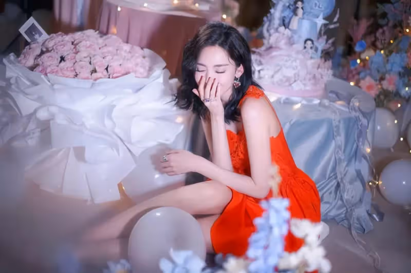 古力娜扎30歲生日現場照曝光,穿紅裙開心許願,笑靨如花仍如少女