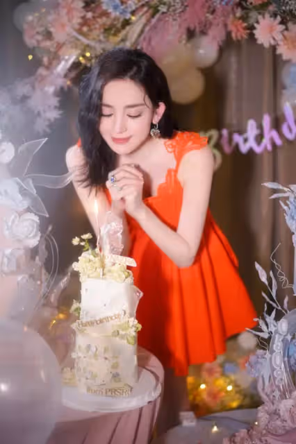 古力娜扎30歲生日現場照曝光,穿紅裙開心許願,笑靨如花仍如少女