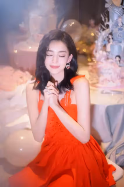 古力娜扎30歲生日現場照曝光,穿紅裙開心許願,笑靨如花仍如少女