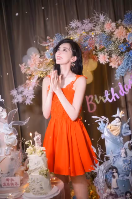 古力娜扎30歲生日現場照曝光,穿紅裙開心許願,笑靨如花仍如少女
