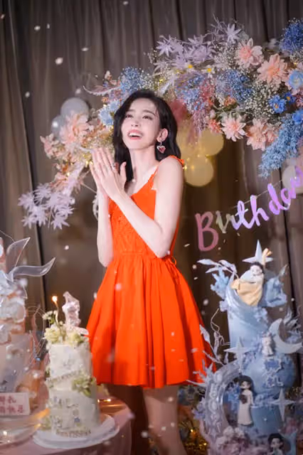 古力娜扎30歲生日現場照曝光,穿紅裙開心許願,笑靨如花仍如少女