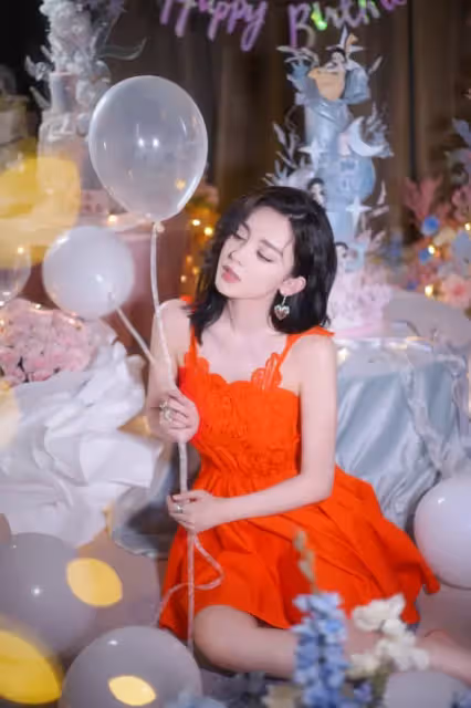 古力娜扎30歲生日現場照曝光,穿紅裙開心許願,笑靨如花仍如少女