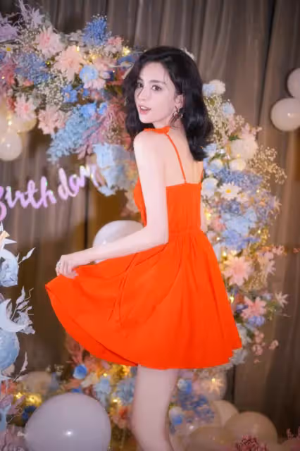 古力娜扎30歲生日現場照曝光,穿紅裙開心許願,笑靨如花仍如少女
