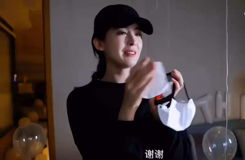 古力娜扎30歲生日現場照曝光,穿紅裙開心許願,笑靨如花仍如少女