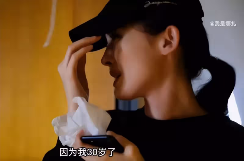 古力娜扎30歲生日現場照曝光,穿紅裙開心許願,笑靨如花仍如少女