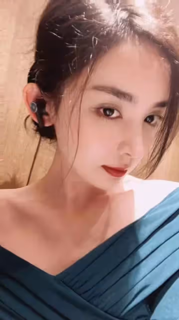 古力娜扎30歲生日現場照曝光,穿紅裙開心許願,笑靨如花仍如少女
