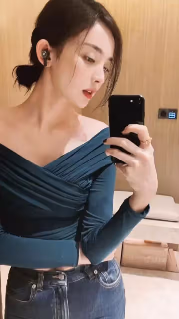 古力娜扎30歲生日現場照曝光,穿紅裙開心許願,笑靨如花仍如少女
