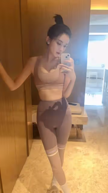 古力娜扎30歲生日現場照曝光,穿紅裙開心許願,笑靨如花仍如少女