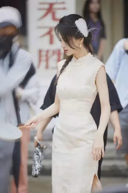Angelababy曬出一組綜藝節目的路透照,網友看後紛紛表示:這也太美了吧,差點認不出來!