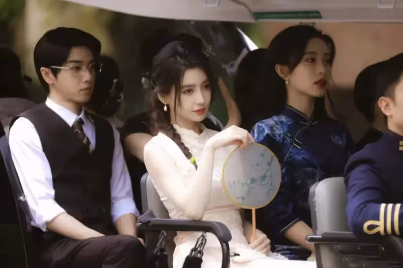 Angelababy曬出一組綜藝節目的路透照,網友看後紛紛表示:這也太美了吧,差點認不出來!