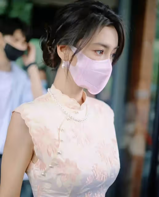 Angelababy曬出一組綜藝節目的路透照,網友看後紛紛表示:這也太美了吧,差點認不出來!