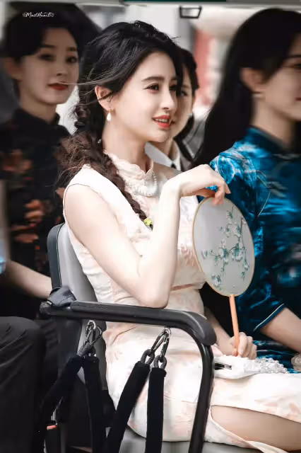 Angelababy曬出一組綜藝節目的路透照,網友看後紛紛表示:這也太美了吧,差點認不出來!