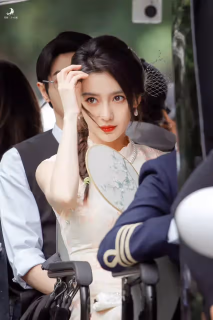 Angelababy曬出一組綜藝節目的路透照,網友看後紛紛表示:這也太美了吧,差點認不出來!