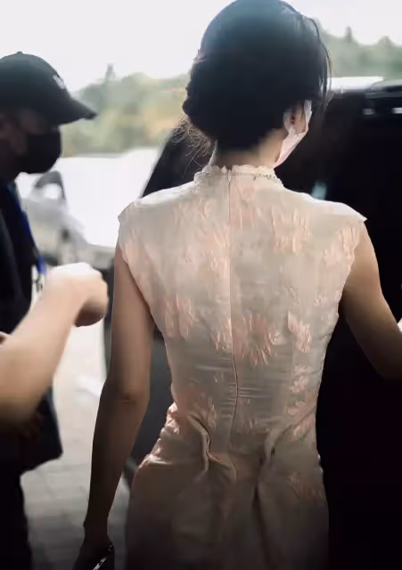 Angelababy曬出一組綜藝節目的路透照,網友看後紛紛表示:這也太美了吧,差點認不出來!