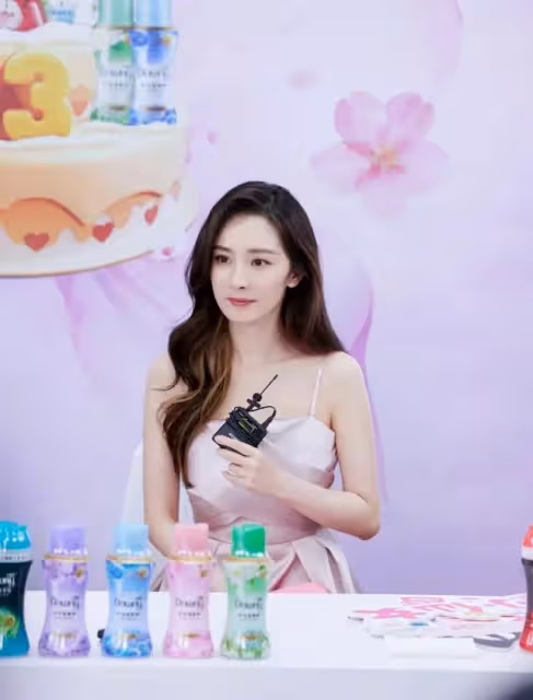 楊冪穿才850元的小禮服,依舊很高貴,氣質貴氣穿什麼都好看