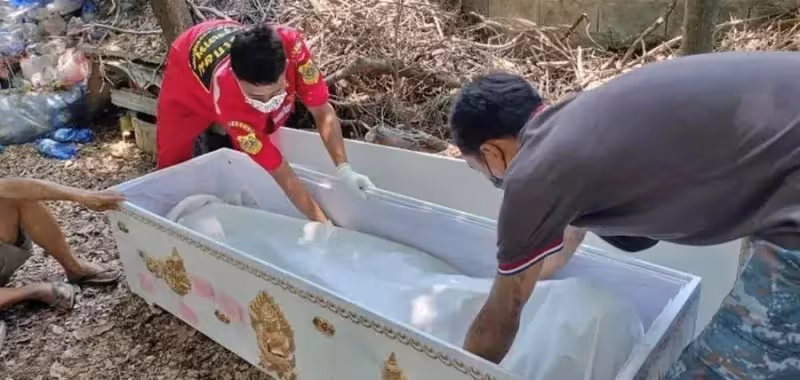 淚目!將妻子遺體保存在家中21年後,72歲老人終放手摯愛,含淚揮別:你永遠在我心中