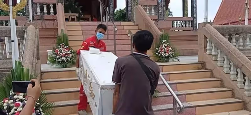 淚目!將妻子遺體保存在家中21年後,72歲老人終放手摯愛,含淚揮別:你永遠在我心中