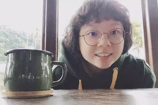 15年不忘養育恩!女高中生再聯絡「印尼移工媽媽」,拿信物重逢「二人對視淚崩」 第二媽媽感動告白:妹妹我想你