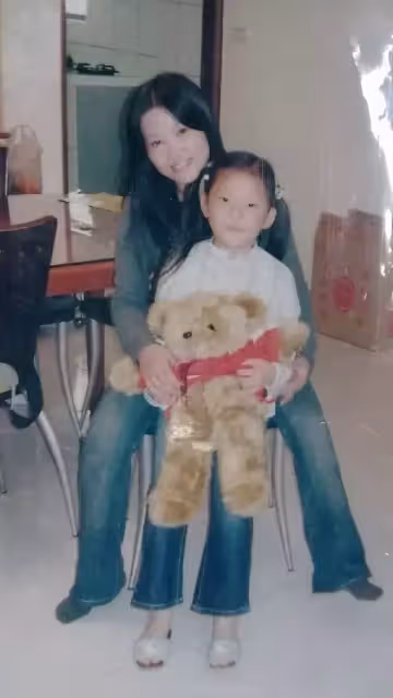15年不忘養育恩!女高中生再聯絡「印尼移工媽媽」,拿信物重逢「二人對視淚崩」 第二媽媽感動告白:妹妹我想你