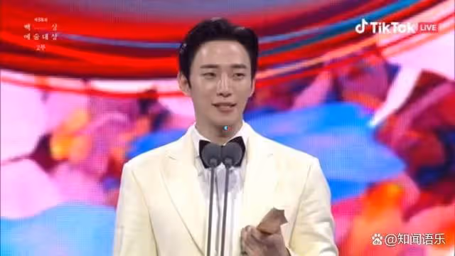 韓國百想藝術大獎拉開帷幕，李俊昊獲得視帝，金泰梨捧得視後！