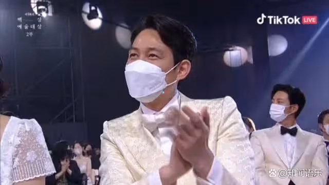 韓國百想藝術大獎拉開帷幕，李俊昊獲得視帝，金泰梨捧得視後！