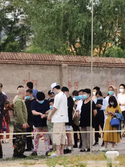 郭德綱做核酸被偶遇!王惠穿睡衣太接地氣,7歲郭汾瑒胖到不敢認