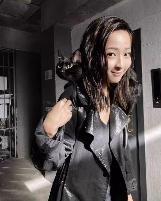 TVB清純小花再次憑「低智」角色出圈,曾做李施嬅替身,撞臉視後