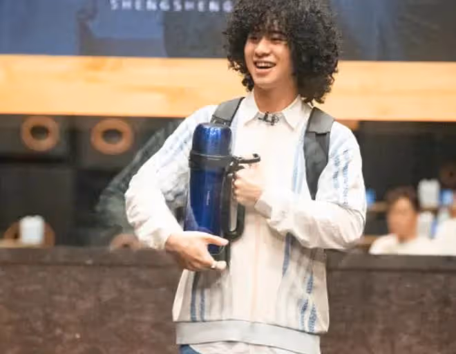 倆港星回汕尾老家,炎明熹衣錦還鄉被親戚要簽名,曾比特喝功夫茶