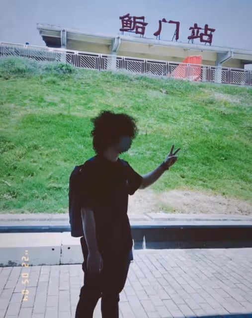 倆港星回汕尾老家,炎明熹衣錦還鄉被親戚要簽名,曾比特喝功夫茶