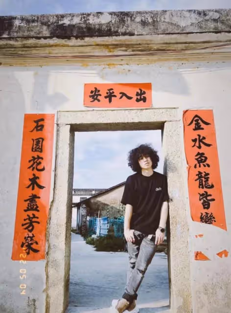 倆港星回汕尾老家,炎明熹衣錦還鄉被親戚要簽名,曾比特喝功夫茶