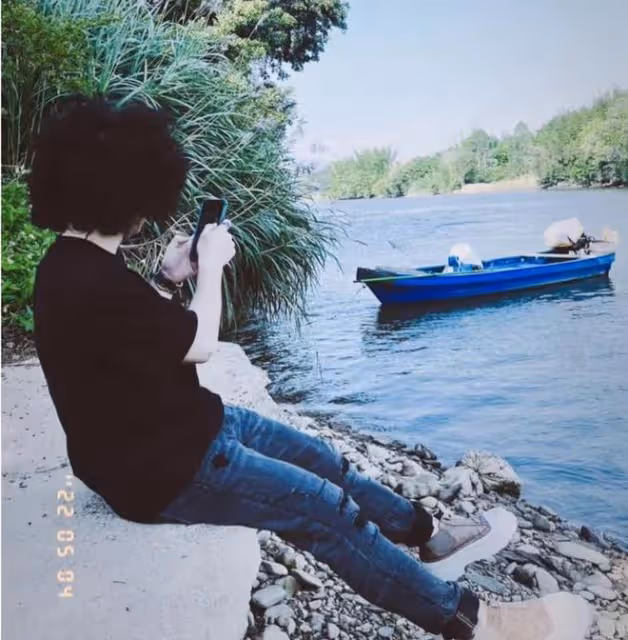 倆港星回汕尾老家,炎明熹衣錦還鄉被親戚要簽名,曾比特喝功夫茶