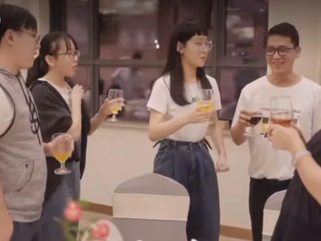 倆港星回汕尾老家,炎明熹衣錦還鄉被親戚要簽名,曾比特喝功夫茶