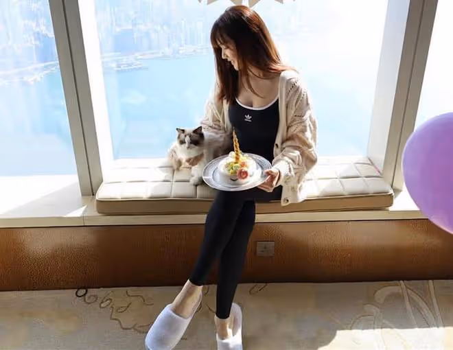 馬國明女友酒店慶生，穿99元毛衣露肩膀，減肥成功身材凹凸有致