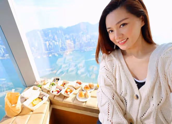 馬國明女友酒店慶生，穿99元毛衣露肩膀，減肥成功身材凹凸有致