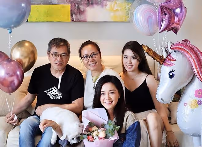 馬國明女友酒店慶生，穿99元毛衣露肩膀，減肥成功身材凹凸有致