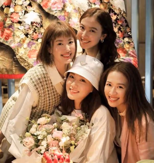 馬國明女友酒店慶生,穿99元毛衣露肩膀,減肥成功身材凹凸有致