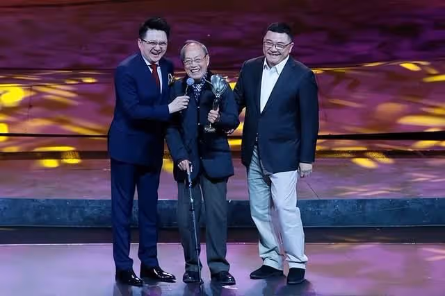 老戲骨劉子楓逝世！生前拄拐出演話劇照曝光，多位圈內人發文哀悼