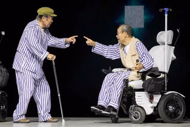 老戲骨劉子楓逝世！生前拄拐出演話劇照曝光，多位圈內人發文哀悼