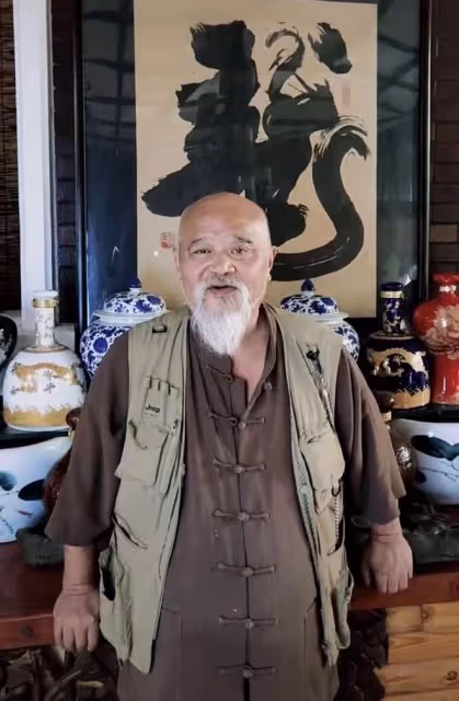 67歲李琦秀書法曝光豪宅，患糖尿病仍擺三層洋酒，手部烏黑面浮腫