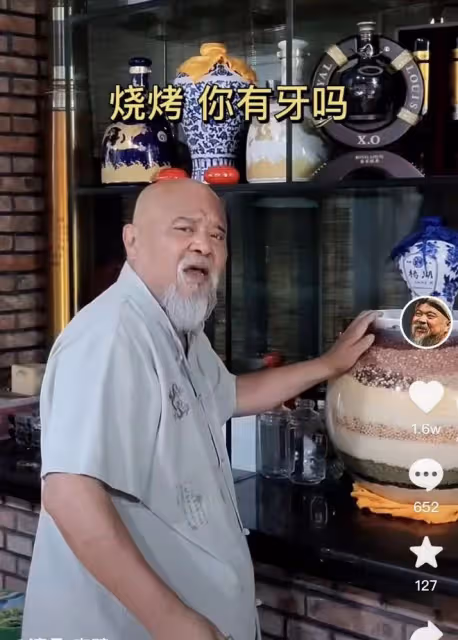 67歲李琦秀書法曝光豪宅，患糖尿病仍擺三層洋酒，手部烏黑面浮腫