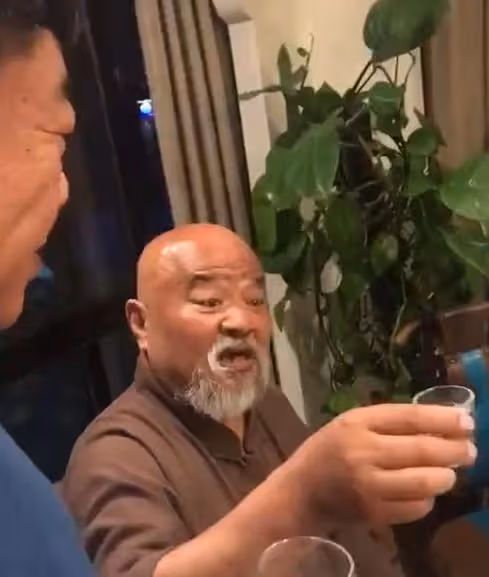 67歲李琦秀書法曝光豪宅，患糖尿病仍擺三層洋酒，手部烏黑面浮腫