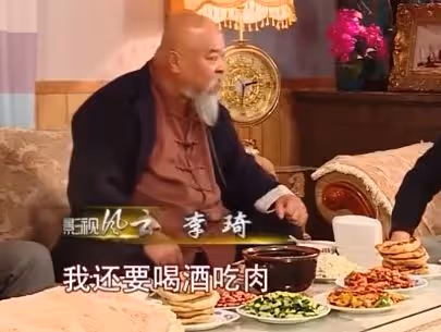 67歲李琦秀書法曝光豪宅，患糖尿病仍擺三層洋酒，手部烏黑面浮腫