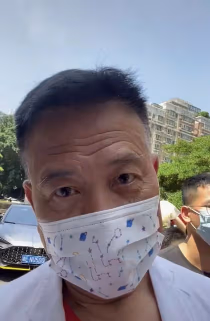 64歲萬梓良定居湖南！烈日下排隊做核酸無人識，雙眼耷拉兩鬢斑白