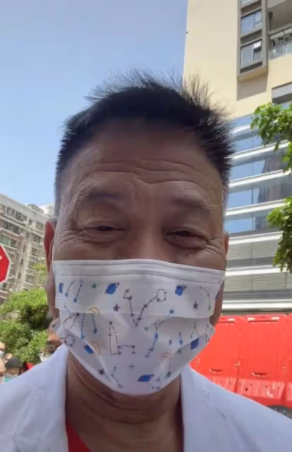 64歲萬梓良定居湖南！烈日下排隊做核酸無人識，雙眼耷拉兩鬢斑白
