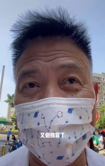 64歲萬梓良定居湖南！烈日下排隊做核酸無人識，雙眼耷拉兩鬢斑白